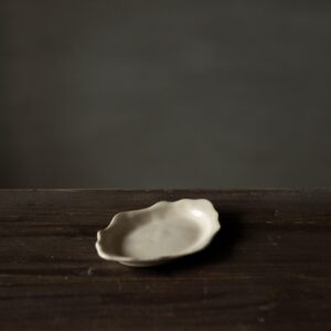 Cocoro Small Rim plate / Cutlery rest (Off-white)