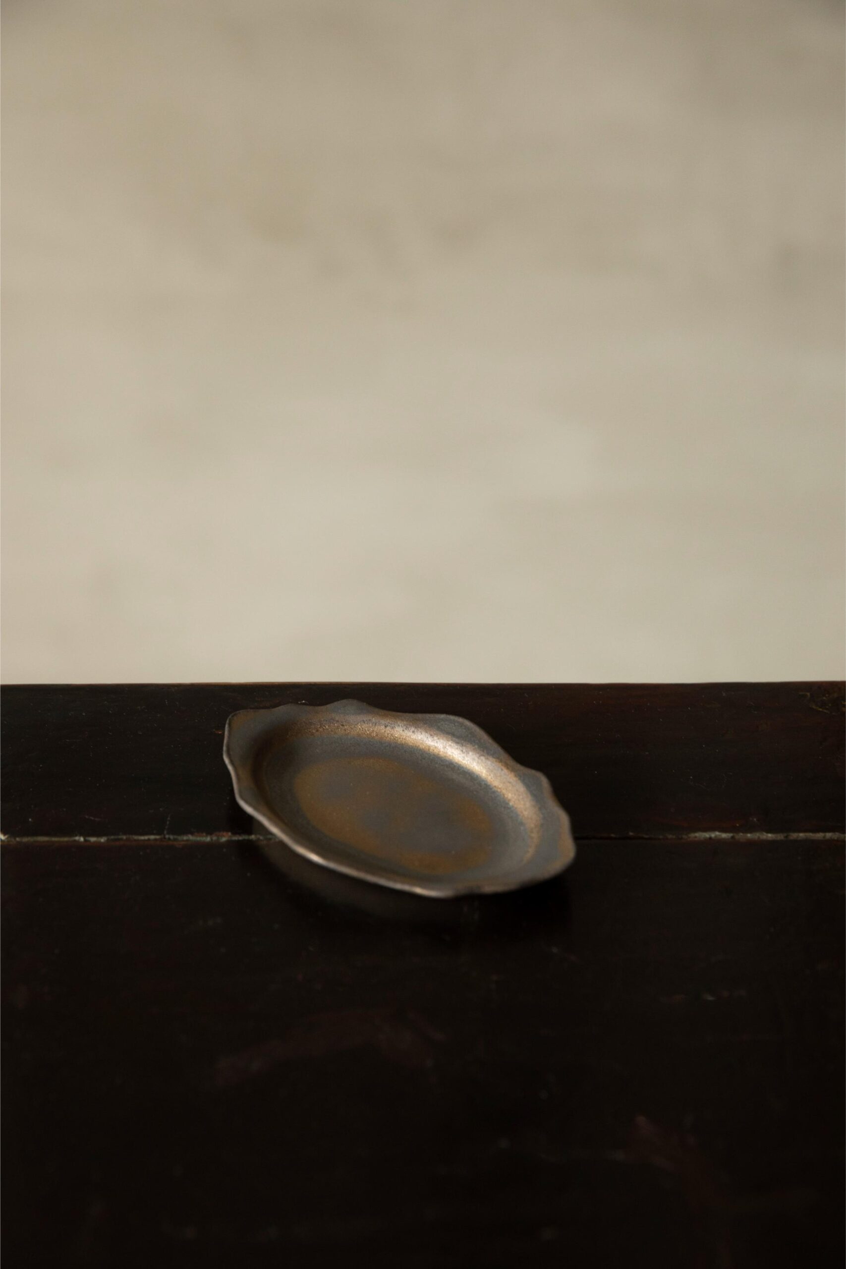 Cocoro Small Rim plate / Cutlery rest (Bronze) - Image 4