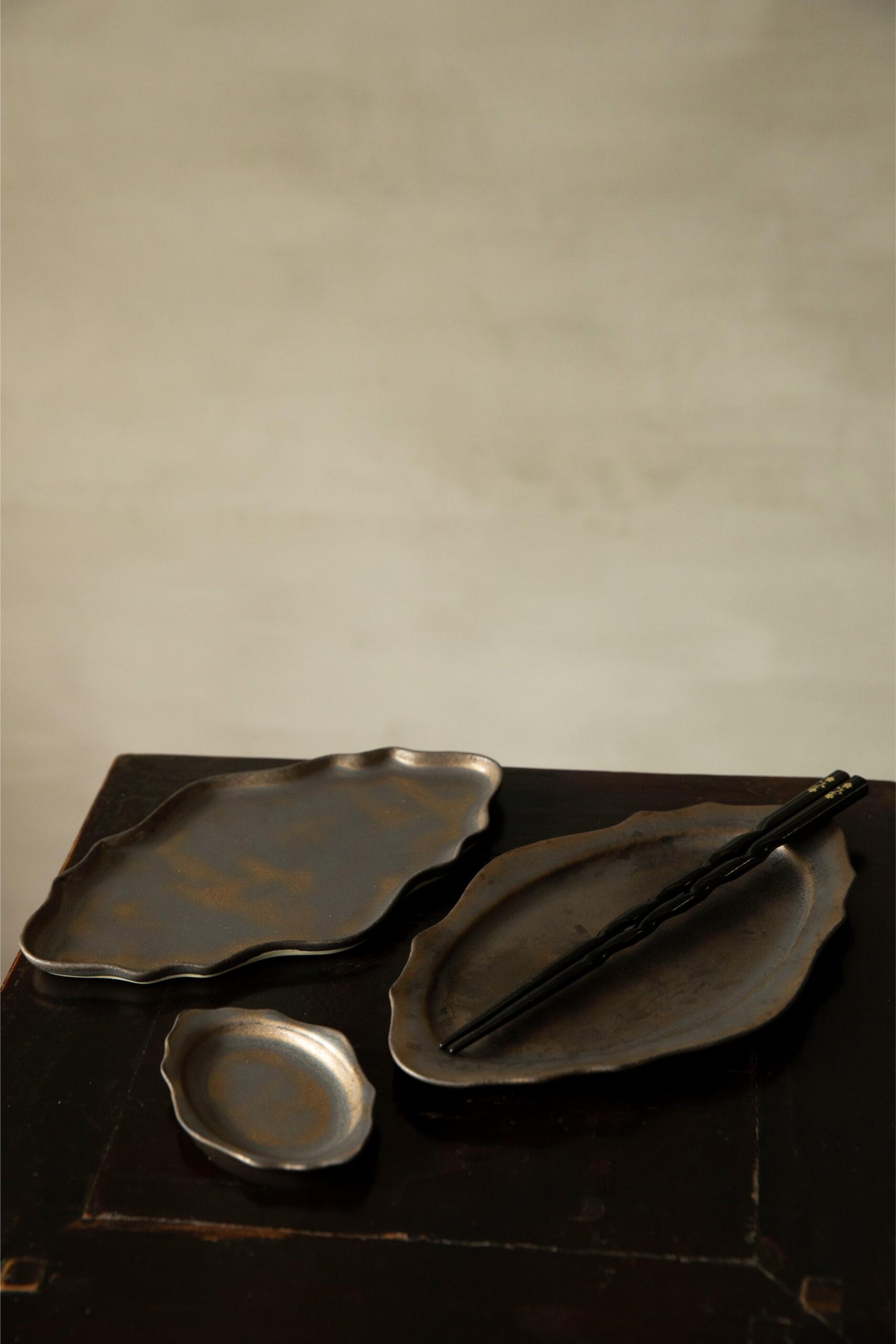 Cocoro Small Rim plate / Cutlery rest (Bronze) - Image 6